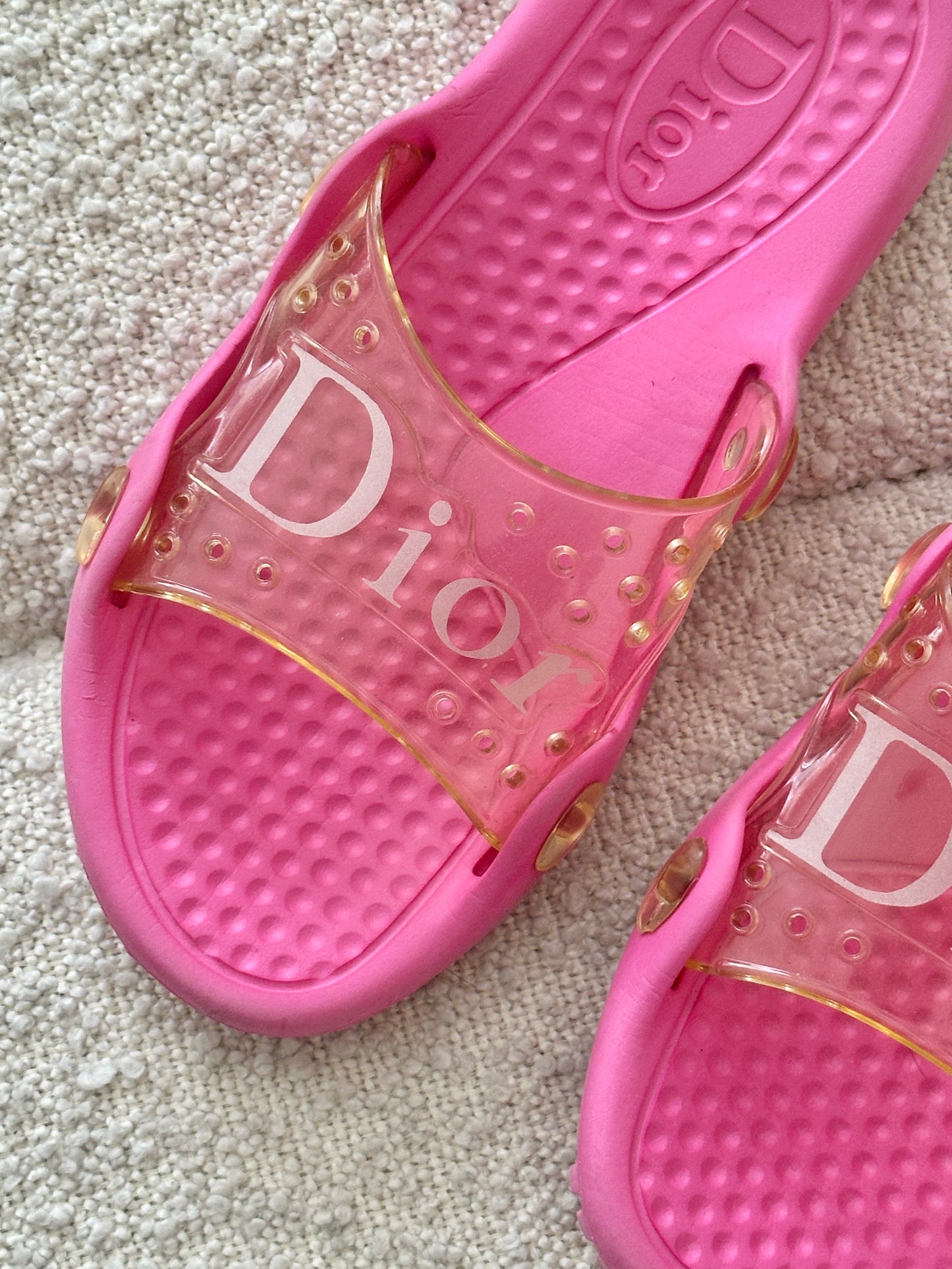 DIOR PINK LOGO RUBBER POOL SLIDES