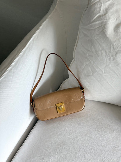 LOUIS VUITTON MONOGRAM VERNIS MALIBU SHOULDER BAG