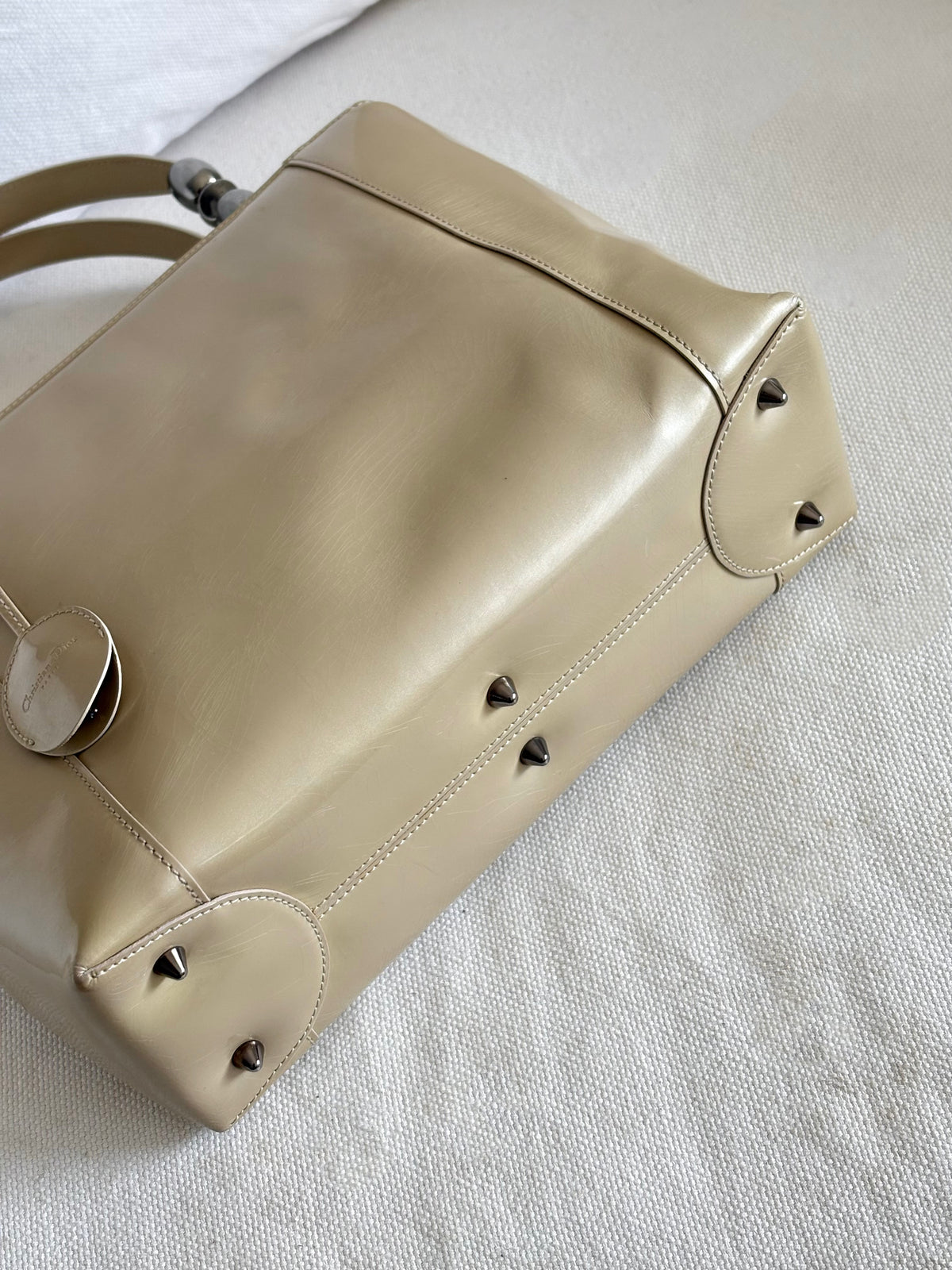 MALICE PEARL PATENT LEATHER BAG