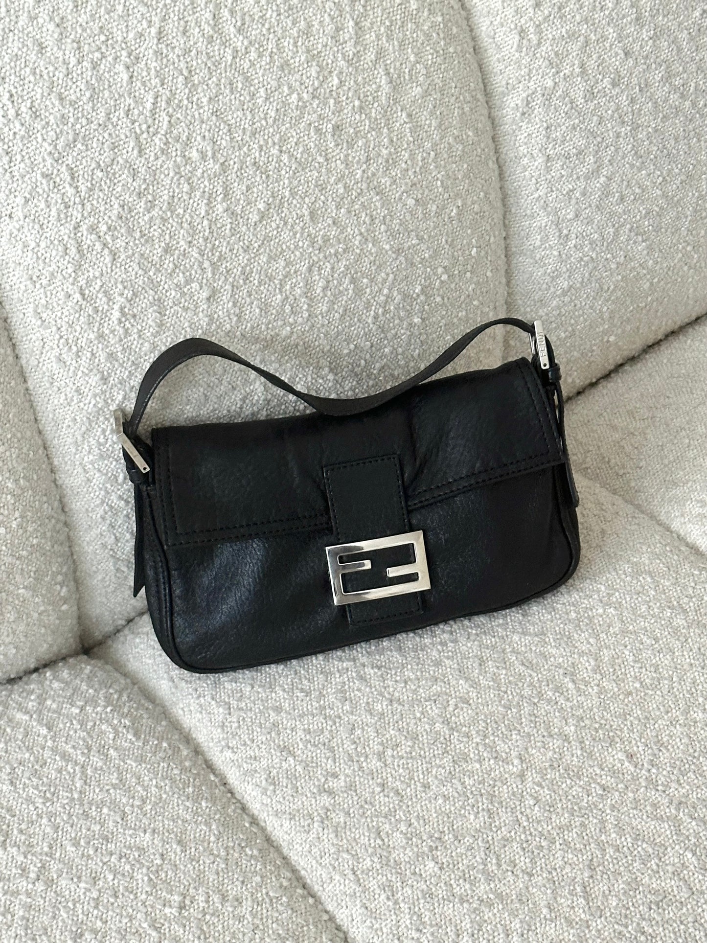 FENDI BLACK LEATHER BAGUETTE SHOULDER BAG