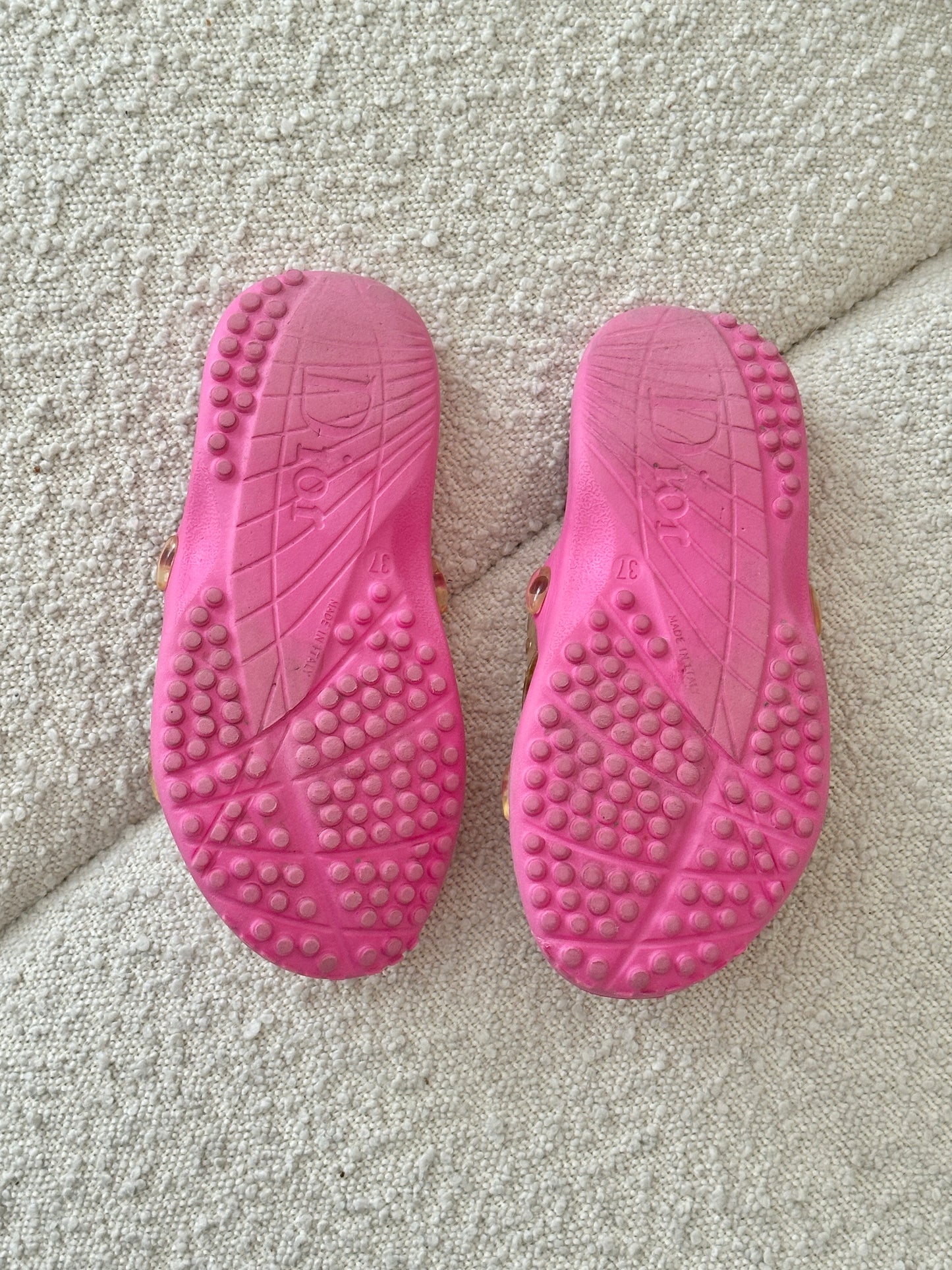 DIOR PINK LOGO RUBBER POOL SLIDES
