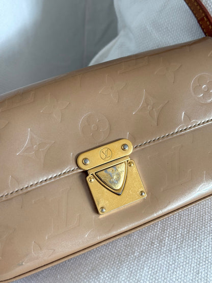 LOUIS VUITTON MONOGRAM VERNIS MALIBU SHOULDER BAG
